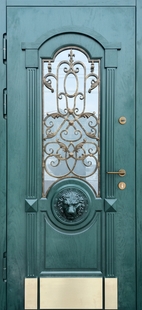 Утепленная стальная термодверь со стеклопакетом, отбойником, ковкой и резьбой «лев» (отделка зелеными панелями МДФ)