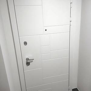 Входная дверь с белыми панелями