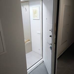 Входная дверь с белыми панелями