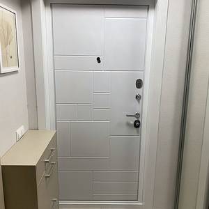 Входная дверь с белыми панелями