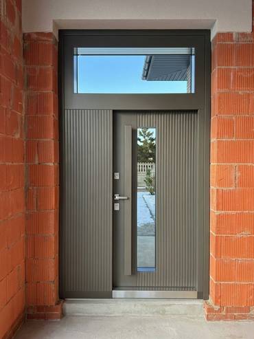 Входная группа со стеклом и бугельными ручками